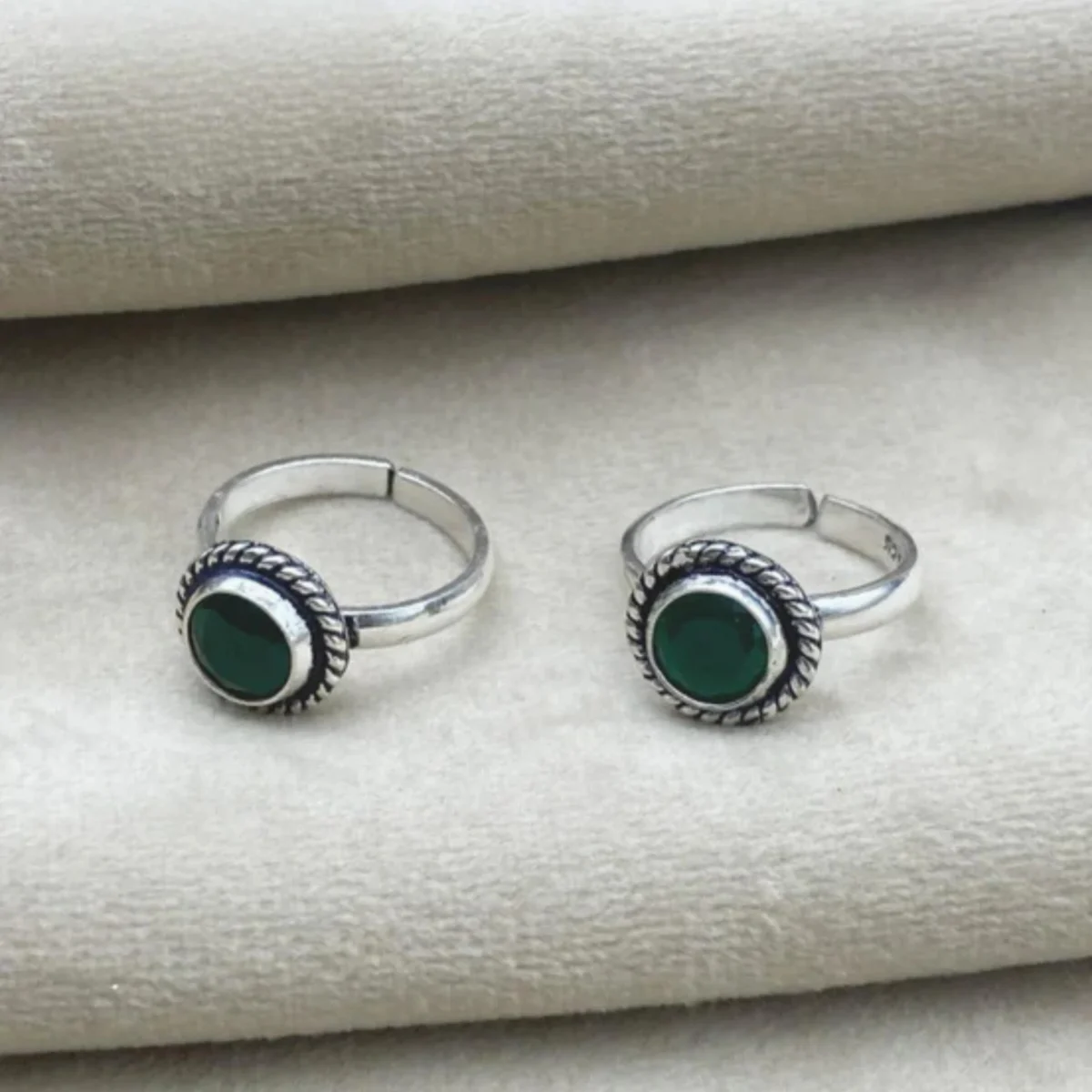 Elegant 925 Silver Adjustable Green Stone Toe Rings